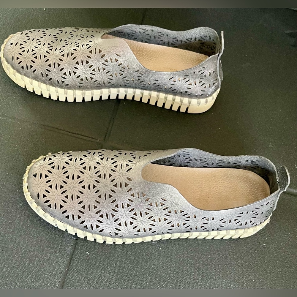 Ilse Jacobson Bronze slip ons sz 6